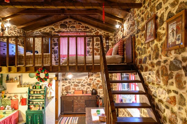 Το καλύβι με τα κόκκινα παράθυρα - Chambres d'hôtes Áno Kalívia