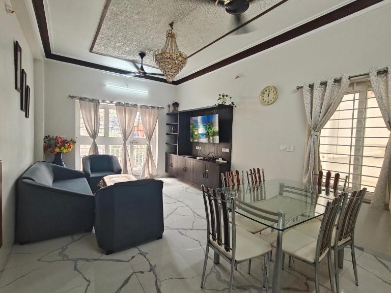 Gulmohar Elegant 2 BHK Furnished flat without AC and with AC additional price - Bed and Breakfast Belagavi