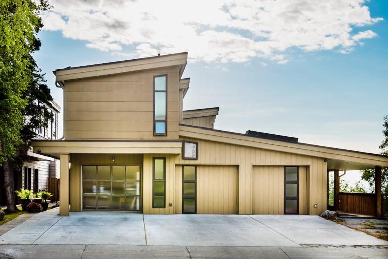 Luxury Townhouse w Hot Tubs Inlet Views Walk - B&B Anchorage