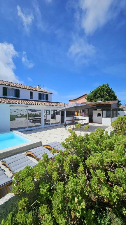 Casa da Uva-Mosteiros Country House-at 900M from the Sea, Heated Pool, Garden & Fireplace - Chambres d'hôtes Mosteiros