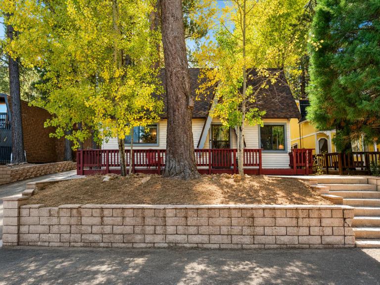 Peregrine Chalet - Hot Tub, Walk to Slopes, Shuttle, Fenced Yard, BBQ - Chambres d'hôtes Big Bear Lake