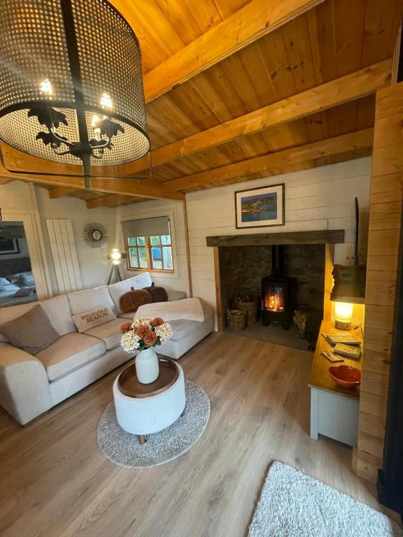 White River Retreats luxury lodges with Private Wood Fired Hot Tubs - B&B Chwilog