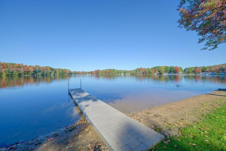 Diamond Lake Waterfront Cabin w/ Deck + Dock! - B&B Tustin