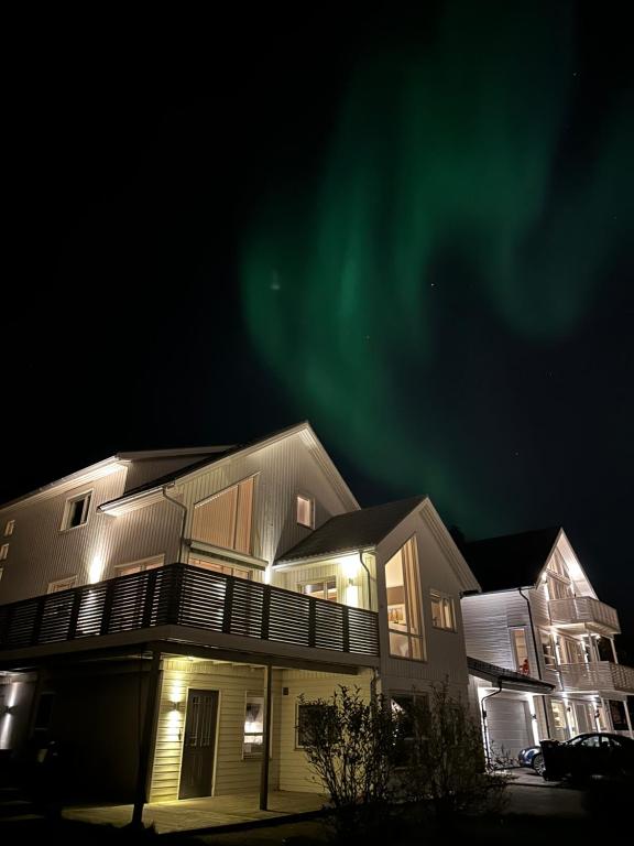 Modern holiday home on Kvaløya near Tromsø with Northern Lights and nature - B&B Kvål