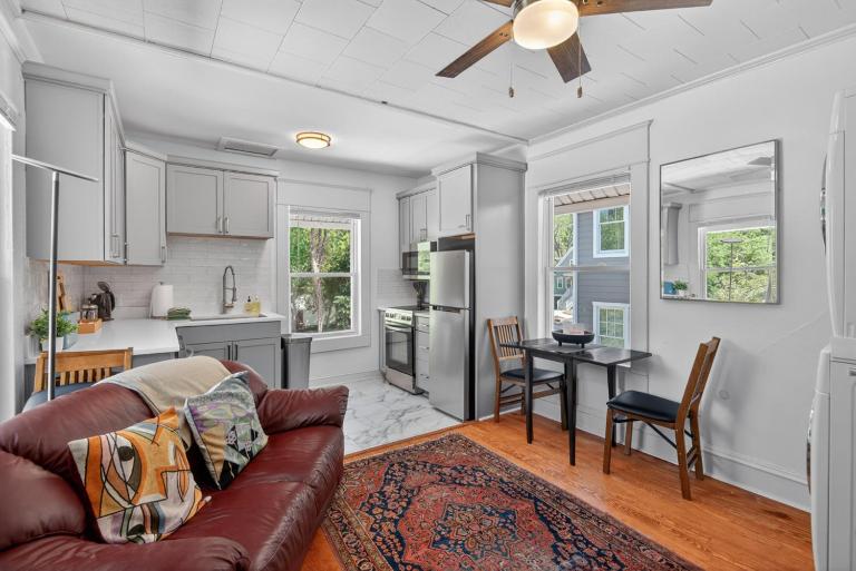 Walk to Duke & Dining Charming Historic 2BR - Chambres d'hôtes Durham