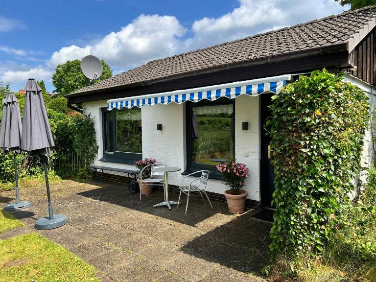 Fewo am Wittensee - Ferienhaus mit Seezugang und priv Bootssteg 1x über die Straße - Bed and Breakfast Groß Wittensee