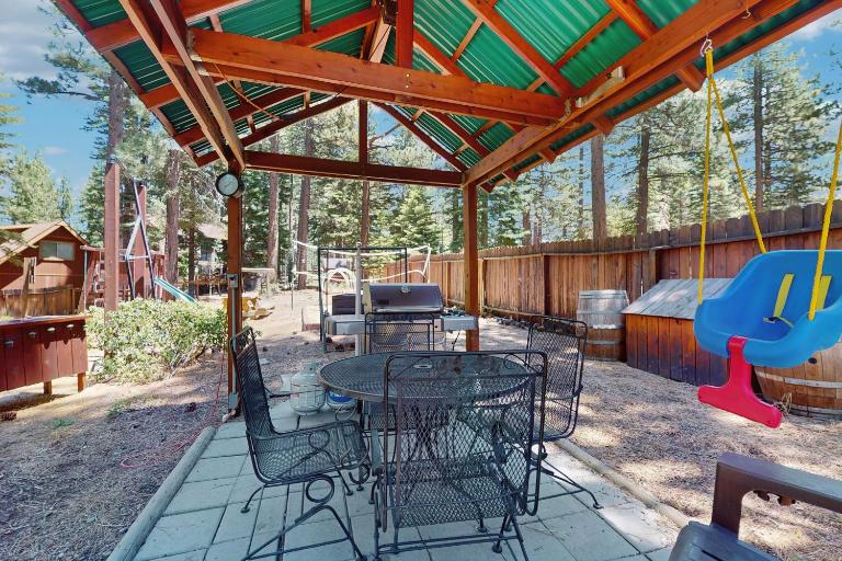 Spacious hideaway with private hot tub & huge yard - near the lake - Chambres d'hôtes South Lake Tahoe