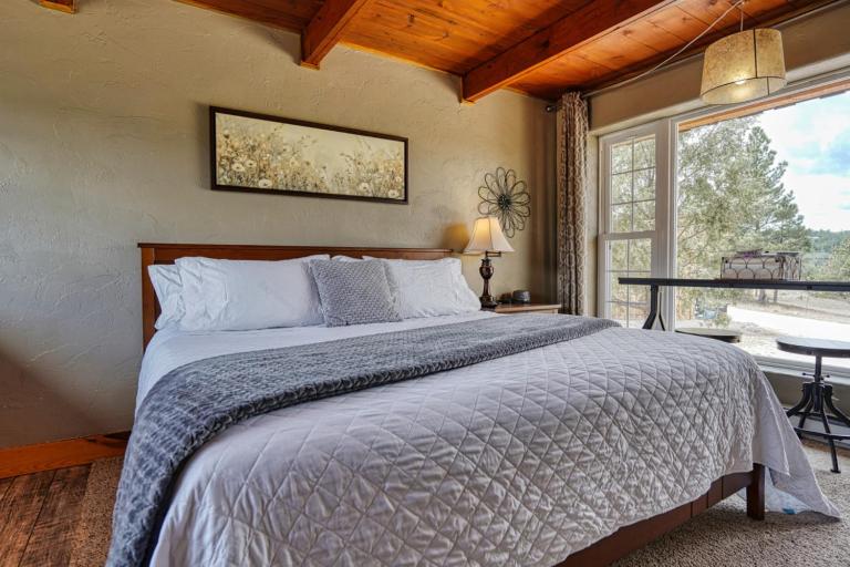 Sunrise Cabin at Highland Meadows - King Bed and Views - B&B Hot Springs