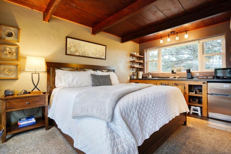 Columbine Cabin at Highland Meadows - Black Hills Retreat - B&B Hot Springs