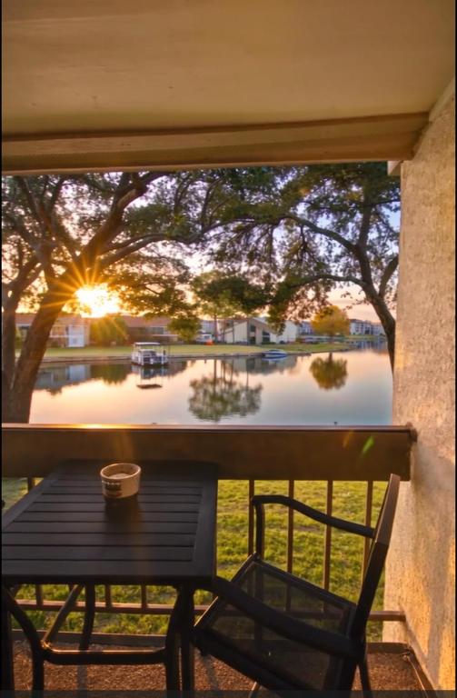Serene Lakeside 2BR Sunset Views & Relaxing Stay - B&B Montgomery