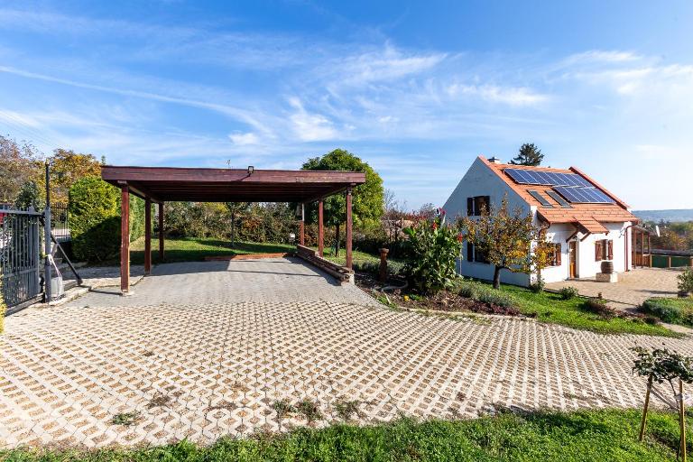 Balaton View From Almadi with Terrace & Garden - Happy Rentals - Ferienwohnung Balatonalmadi