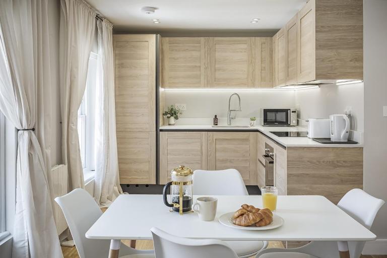 Bright 1 bedroom apartments near Farnham Castle - Bed and Breakfast Hurley