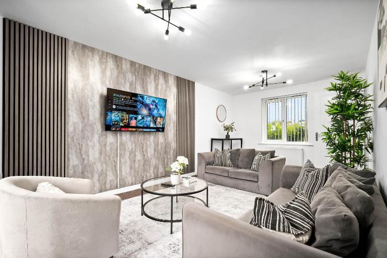 Stylish 3 Bed House - Near Birmingham City Centre - Garden - Parking 98C - B&B Birmingham