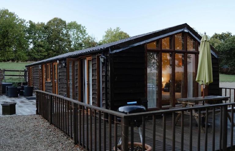 Stable lodge with Cosy Log Fire & Optional Hot tub - Bed and Breakfast Horspath