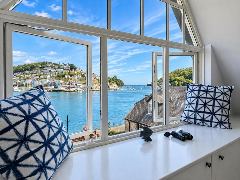 Seascape - Waterfront apartment, glorious views and parking - B&B Dartmouth