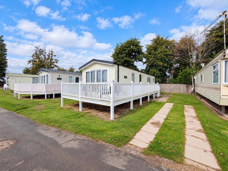 Beautiful Caravan With Decking At Manor Park In Hunstanton Ref 23042B - B&B Hunstanton