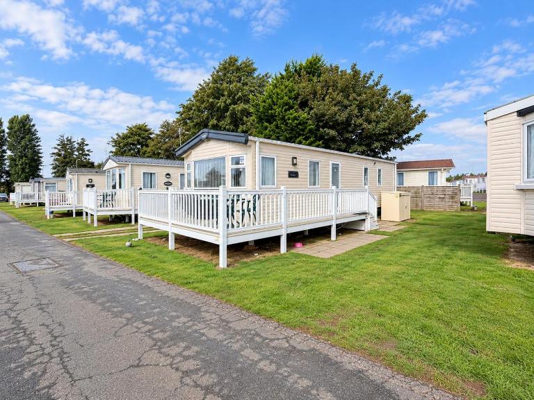 Caravan With Decking At Manor Park In Hunstanton, Sleeps 8 Ref 23046B - B&B Hunstanton