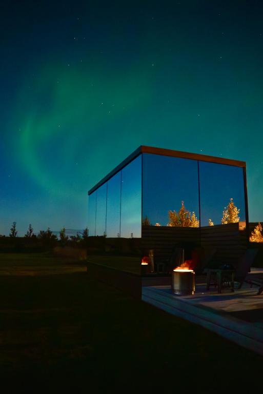 Nest Retreat Iceland - Mirror Houses by the Rangá river - Bed and Breakfast Hella