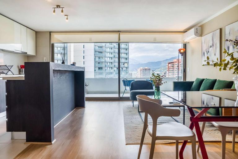 Las Condes Modern Apartment 2BR2BA Pool & Views - B&B Santiago del Cile
