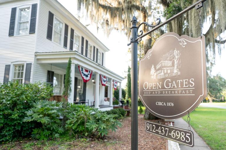 Open Gates Bed & Breakfast - B&B Darien
