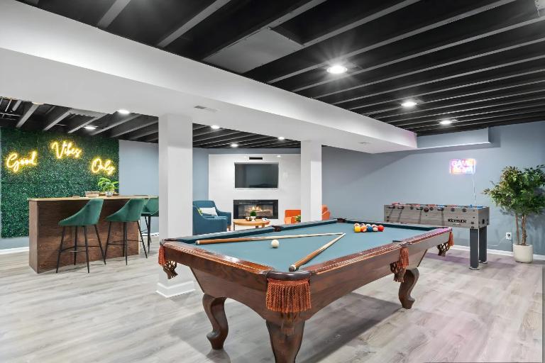 New Lake Como Retreat with Bar and Pool Table - Chambres d'hôtes Lake Geneva
