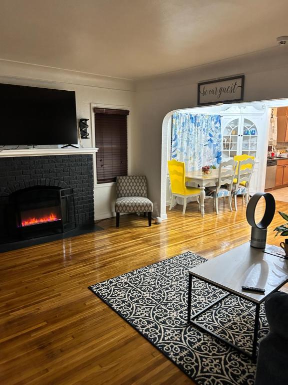 Logans Lodge - Bed and Breakfast Minneapolis