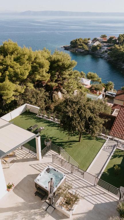 Sea View House with Jacuzzi - Casa Bianca Brač - Bed and Breakfast Selca