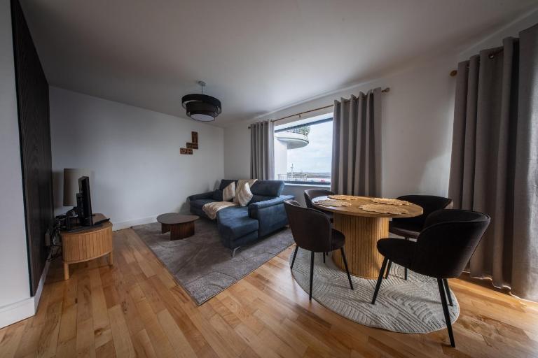 Elegant Seaview Retreat Stylish 2-Bedroom Escape - Bed and Breakfast Galway