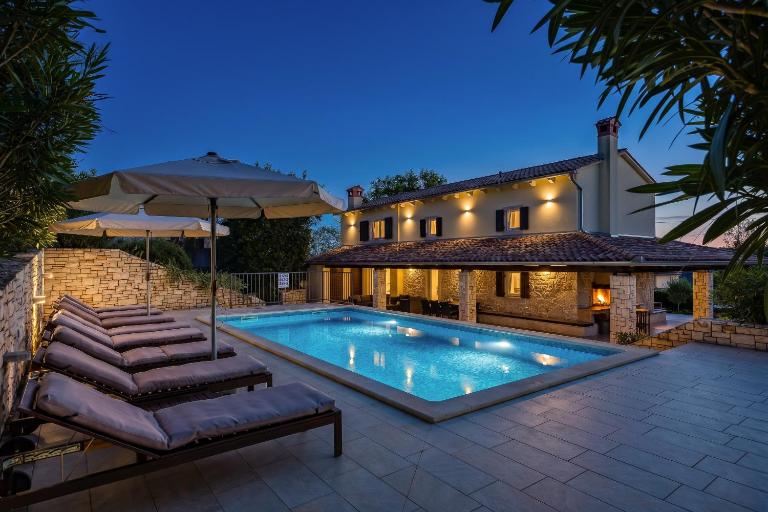 Charming Villa Antoana for families and kids in Labin - Rabac with kids playground & private pool - B&B Labin