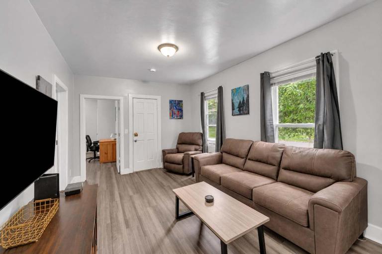 Pitcher's Paradise Apt 1-All Star Baseball Rentals - B&B Oneonta