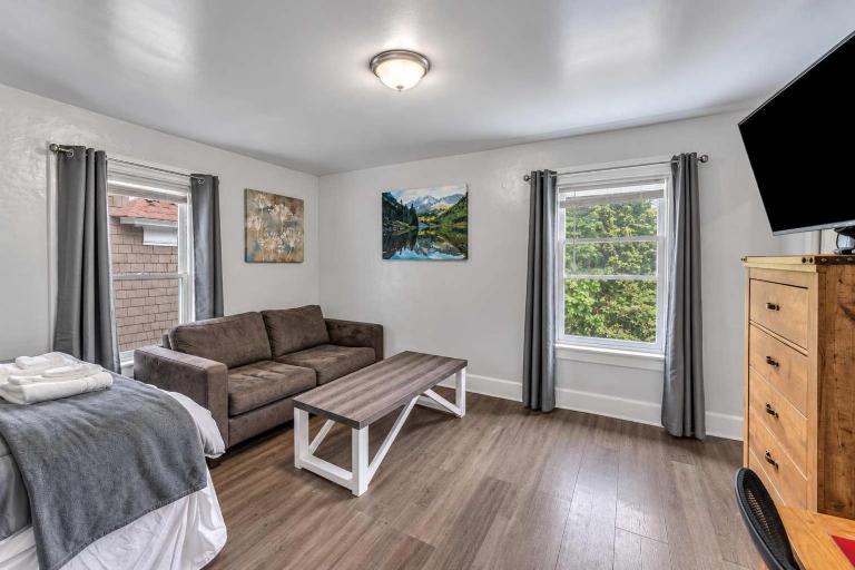 Pitcher's Paradise Apt 2-All Star Baseball Rentals - B&B Oneonta