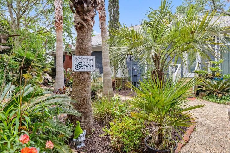 Bare Feet Bungalow -Close to beach & dog friendly - Chambres d'hôtes Gulfport
