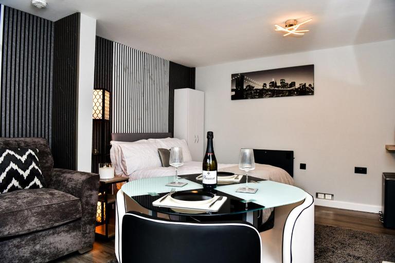 Swansea Gateway Studio with Garden fast WiFi & parking included - Ferienwohnung Cockwood