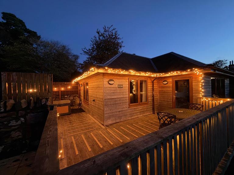 Partridge at Rossie Ochil Estate Cottages with Hot Tub, Perthshire - Ferienwohnung Forgandenny