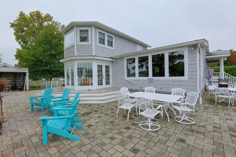 Grasonville Home w/ Private Pool on the Water - B&B Grasonville