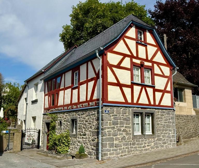 Fachwerkhaus Rosengärtchen by Vulkaneifel-Chalets - Chambres d'hôtes Kottenheim