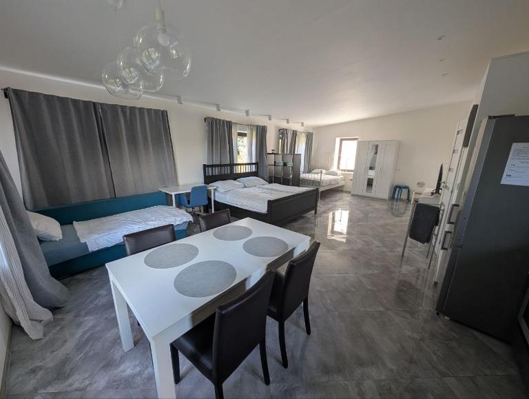 Airport Private Apartment, Advance Registration, No Reception, Self Check-in, Calm Environment, Non-Smoking Guests - B&B Kněžívka