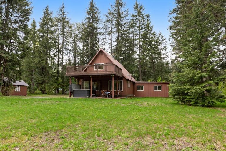 Riverfront Retreat at Lavender Lake - Ferienwohnung Pine Glen