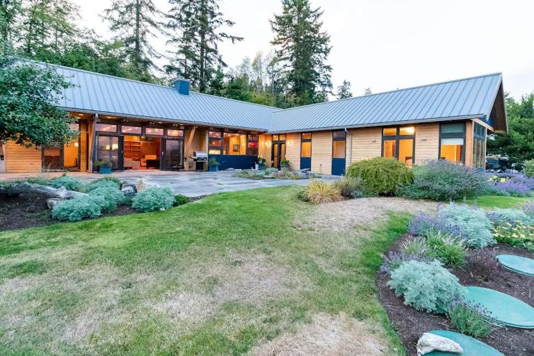 Fidalgo Island Waterfront Stunner - Bed and Breakfast Anacortes
