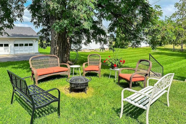 Benton Farmhouse - B&B Penn Yan
