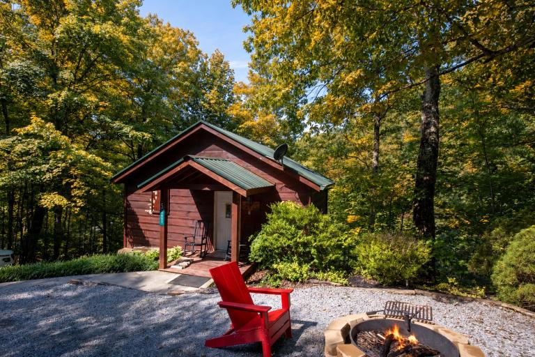 Smoky Mountain-View Cabin with Hot Tub & Firepit - B&B Sevierville