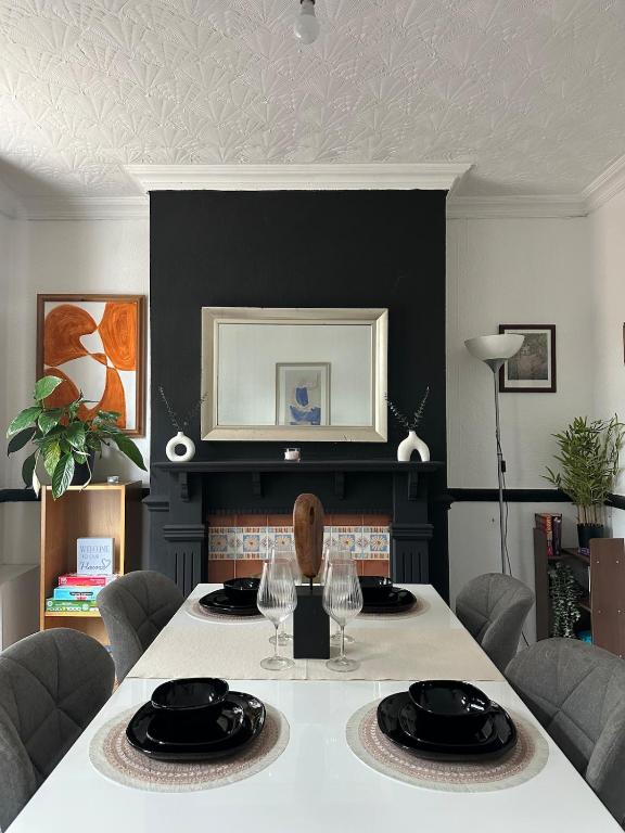 Cosy 3-Bed Home Sleeps 6 Free Parking - B&B Hucknall