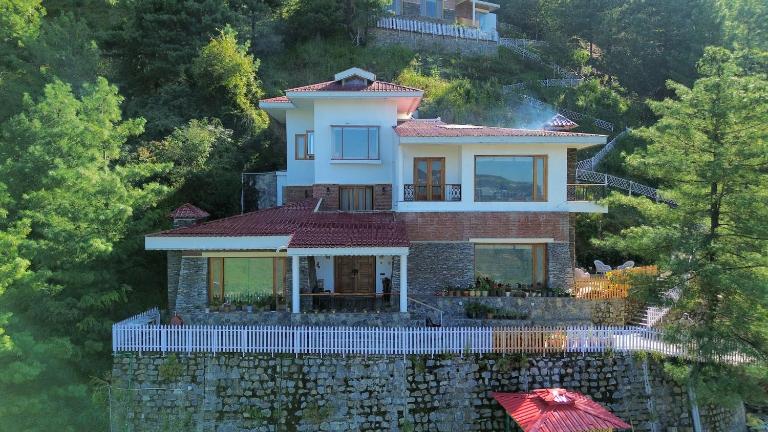 Firdaus at Theog - Luxurious Mountain View Villa, Cottage, and Studio - B&B Theog
