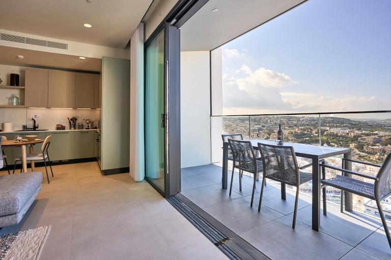 Enchanting One-Bedroom Apartment on 25th Floor - B&B San Julian's