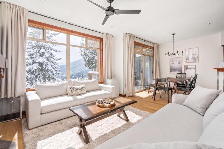 Bluffs - Luxury 2 Bed Ski in Ski out - Views! - Bed and Breakfast Whistler