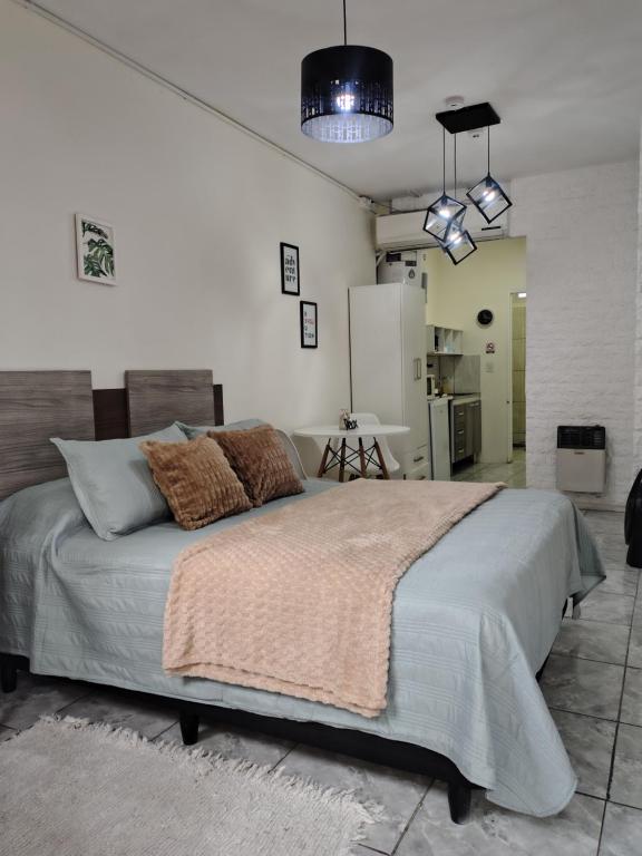 Moderno Estudio PB Céntrico - A 2 cuadras Av San Martin - 10 min Aeropuerto - 5 min Terminal - Entrada Autónoma - B&B Mendoza
