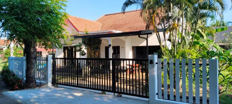Spacious 2-bedroom villa near beach - Chambres d'hôtes Ban Krut