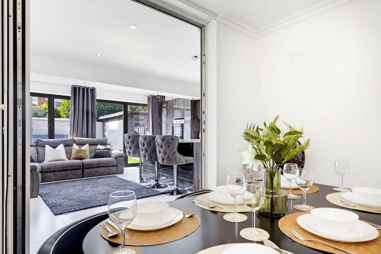Spacious 5 BR-2BR l Sleeps 11 l Free Parking l Contractors & Groups - B&B Nottingham