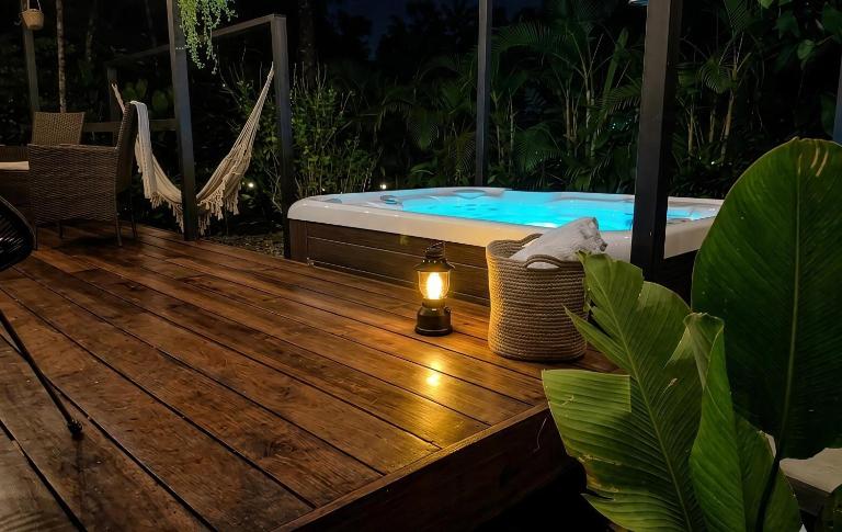 Coco Bus-Jacuzzi & Jungle, Cahuita - B&B Cahuita