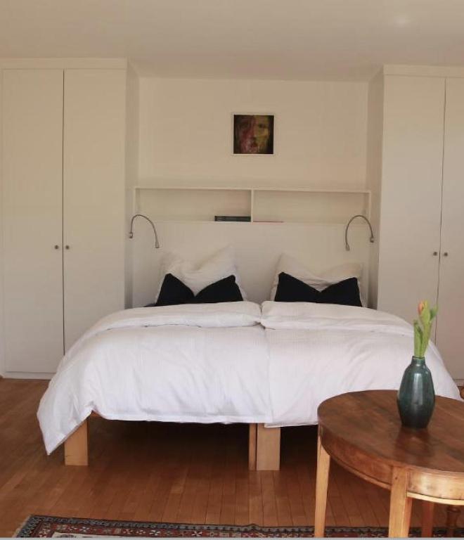 Zimmer am Ring - ruhiges Zimmer im Grünen, Frühstück auf eigener Terrasse mit Morgensonne und fußläufig zum Badeplatz Schwarzindien am Mondsee - B&B Sankt Lorenz